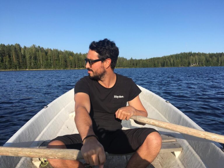 Stefano en una barca de remos en un lago en Finlandia.